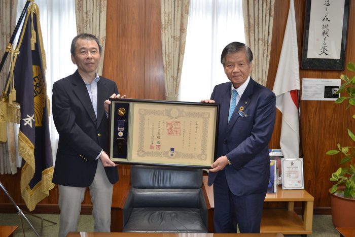土井様への紺綬褒章伝達式並びに特別栄誉会員への感謝状贈呈式を行い 